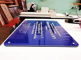 Таблички: офисные, официальные, информационные, тактильные, с выпуклым шрифтом Брайля